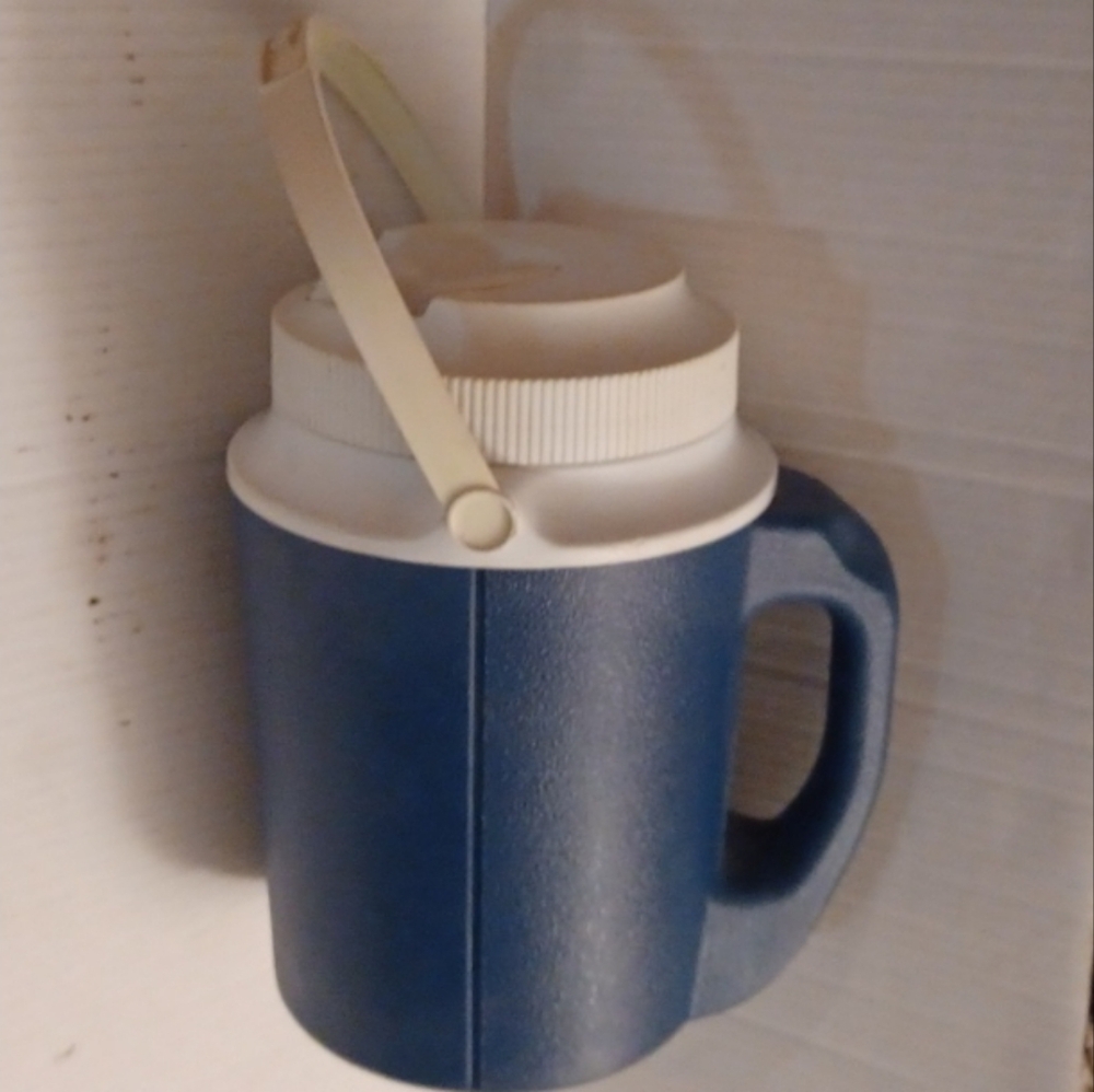 4/$40 Large Water/Liquid Cooler With 2 Handles & Spout - Picture 2 of 8